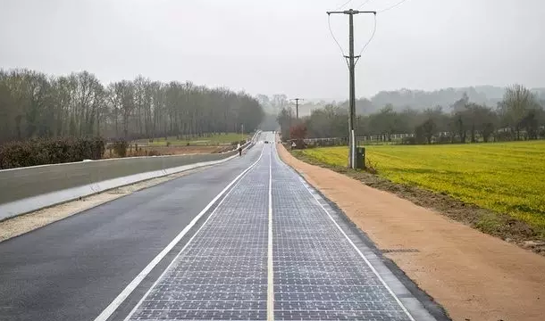 法國建成世界上首條太陽能公路 晚上還能照明